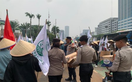 Aksi Humanis, Polisi Bagikan Konsumsi kepada Massa Demonstrasi di DPR