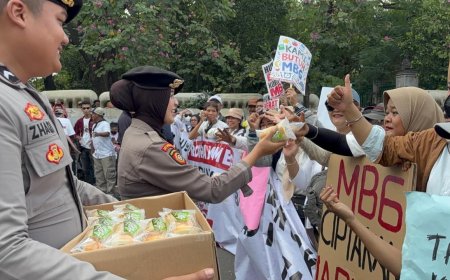 Massa Aksi KNARA di DPR Terima Snack dan Minuman dari Polisi