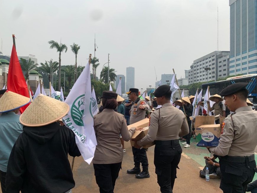 Polisi Bagikan Snack dan Minuman ke Massa Aksi KNARA di DPR
