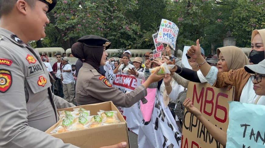 Polisi Tunjukkan Pendekatan Humanis dengan Membagikan Snack dan Minuman