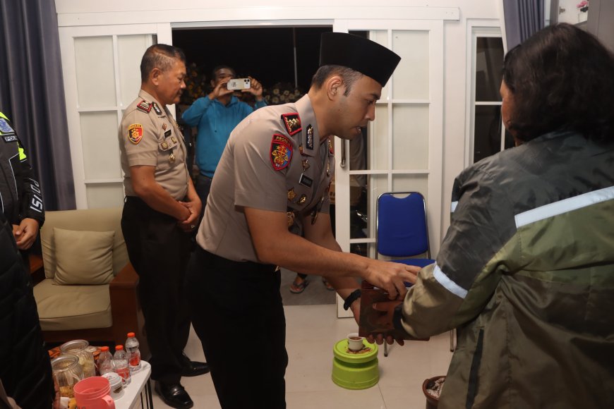 Polisi Bersama Masyarakat : Polres Pasuruan Sambangi Rumah Duka Korban Karhutla TNBTS